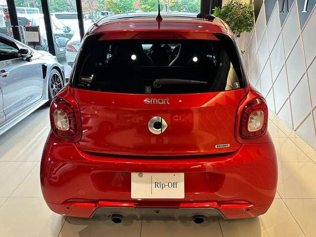 スマートフォーフォー BRABUS エクスクルーシブ レッド リミテッド ツイナミック 障害物センサー ナビ バックカメラ 横滑り防止装置 盗難防止装置 過給器設定モデル ミュージックプレイヤー接続可 ETC ドライブレコーダー 本革シート シートヒーター ガラスルーフ(3枚目)