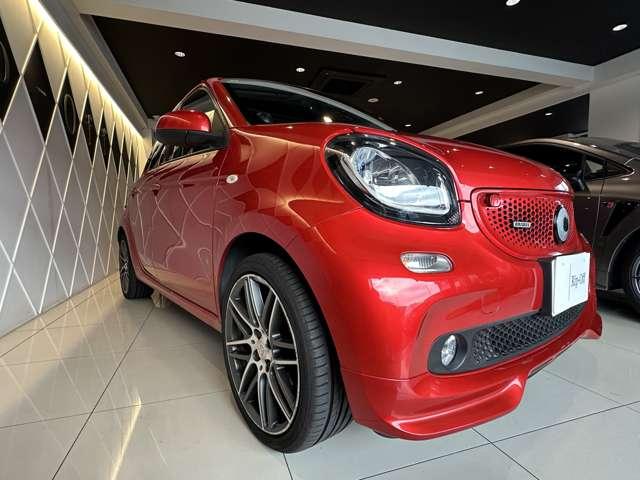 スマートフォーフォー BRABUS エクスクルーシブ レッド リミテッド ツイナミック 障害物センサー ナビ バックカメラ 横滑り防止装置 盗難防止装置 過給器設定モデル ミュージックプレイヤー接続可 ETC ドライブレコーダー 本革シート シートヒーター ガラスルーフ(4枚目)