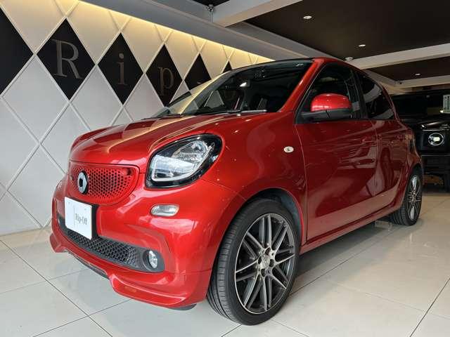 スマートフォーフォー BRABUS エクスクルーシブ レッド リミテッド ツイナミック 障害物センサー ナビ バックカメラ 横滑り防止装置 盗難防止装置 過給器設定モデル ミュージックプレイヤー接続可 ETC ドライブレコーダー 本革シート シートヒーター ガラスルーフ(5枚目)