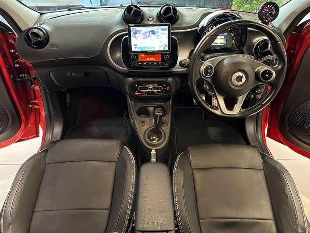 スマートフォーフォー BRABUS エクスクルーシブ レッド リミテッド ツイナミック 障害物センサー ナビ バックカメラ 横滑り防止装置 盗難防止装置 過給器設定モデル ミュージックプレイヤー接続可 ETC ドライブレコーダー 本革シート シートヒーター ガラスルーフ(10枚目)