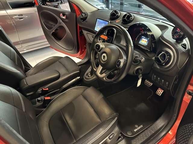 スマートフォーフォー BRABUS エクスクルーシブ レッド リミテッド ツイナミック 障害物センサー ナビ バックカメラ 横滑り防止装置 盗難防止装置 過給器設定モデル ミュージックプレイヤー接続可 ETC ドライブレコーダー 本革シート シートヒーター ガラスルーフ(12枚目)