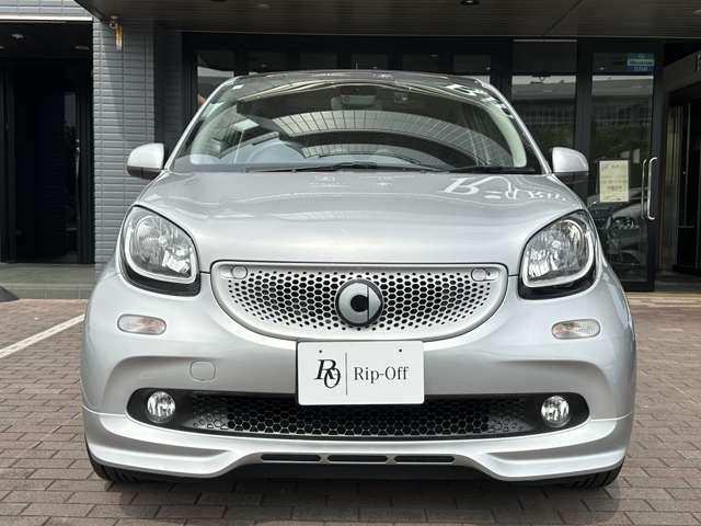 スマートフォーフォー BRABUS スポーツ ツイナミック 9インチナビ シートヒーター クルーズコントロール 衝突被害軽減ブレーキ 障害物センサー 過給器設定モデル ナビ バックカメラ ミュージックプレイヤー接続可 シートヒーター ガラスルーフ(2枚目)