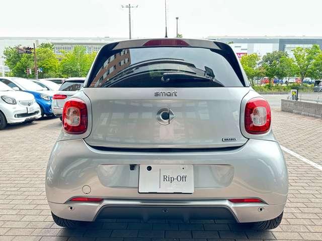 スマートフォーフォー BRABUS スポーツ ツイナミック 9インチナビ シートヒーター クルーズコントロール 衝突被害軽減ブレーキ 障害物センサー 過給器設定モデル ナビ バックカメラ ミュージックプレイヤー接続可 シートヒーター ガラスルーフ(3枚目)