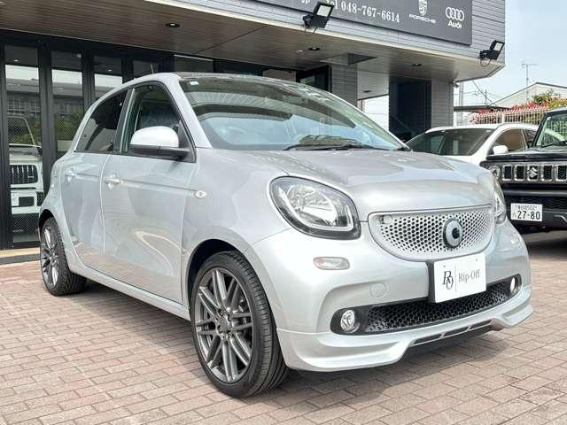 スマートフォーフォー BRABUS スポーツ ツイナミック 9インチナビ シートヒーター クルーズコントロール 衝突被害軽減ブレーキ 障害物センサー 過給器設定モデル ナビ バックカメラ ミュージックプレイヤー接続可 シートヒーター ガラスルーフ(4枚目)