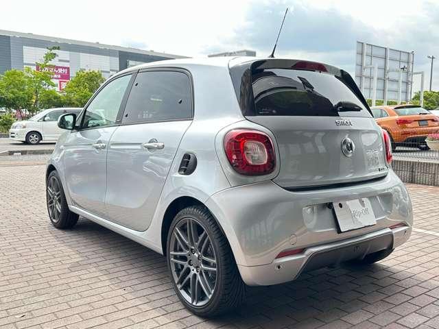 スマートフォーフォー BRABUS スポーツ ツイナミック 9インチナビ シートヒーター クルーズコントロール 衝突被害軽減ブレーキ 障害物センサー 過給器設定モデル ナビ バックカメラ ミュージックプレイヤー接続可 シートヒーター ガラスルーフ(7枚目)