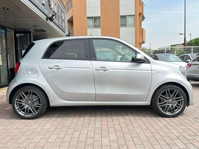 スマートフォーフォー BRABUS スポーツ ツイナミック 9インチナビ シートヒーター クルーズコントロール 衝突被害軽減ブレーキ 障害物センサー 過給器設定モデル ナビ バックカメラ ミュージックプレイヤー接続可 シートヒーター ガラスルーフ(8枚目)