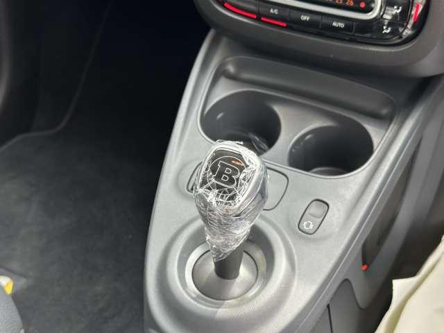 スマートフォーフォー BRABUS スポーツ ツイナミック 9インチナビ シートヒーター クルーズコントロール 衝突被害軽減ブレーキ 障害物センサー 過給器設定モデル ナビ バックカメラ ミュージックプレイヤー接続可 シートヒーター ガラスルーフ(12枚目)