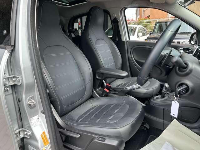 スマートフォーフォー BRABUS スポーツ ツイナミック 9インチナビ シートヒーター クルーズコントロール 衝突被害軽減ブレーキ 障害物センサー 過給器設定モデル ナビ バックカメラ ミュージックプレイヤー接続可 シートヒーター ガラスルーフ(14枚目)