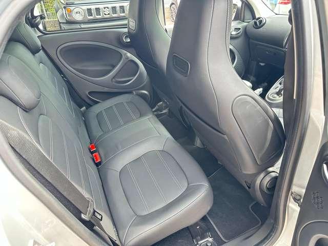 スマートフォーフォー BRABUS スポーツ ツイナミック 9インチナビ シートヒーター クルーズコントロール 衝突被害軽減ブレーキ 障害物センサー 過給器設定モデル ナビ バックカメラ ミュージックプレイヤー接続可 シートヒーター ガラスルーフ(16枚目)