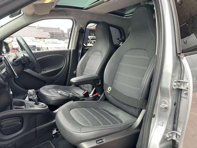 スマートフォーフォー BRABUS スポーツ ツイナミック 9インチナビ シートヒーター クルーズコントロール 衝突被害軽減ブレーキ 障害物センサー 過給器設定モデル ナビ バックカメラ ミュージックプレイヤー接続可 シートヒーター ガラスルーフ(17枚目)