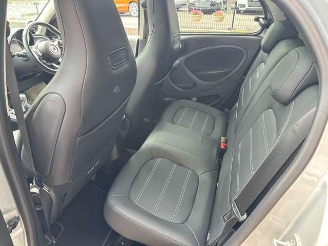 スマートフォーフォー BRABUS スポーツ ツイナミック 9インチナビ シートヒーター クルーズコントロール 衝突被害軽減ブレーキ 障害物センサー 過給器設定モデル ナビ バックカメラ ミュージックプレイヤー接続可 シートヒーター ガラスルーフ(19枚目)