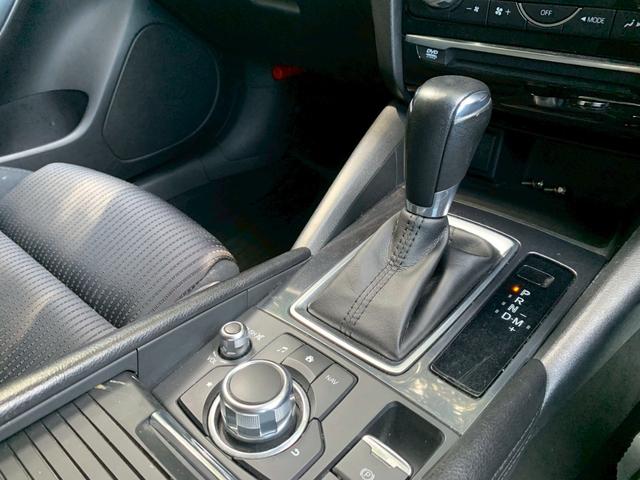 必ず使用するシフトレバー。確りと確認したいですね。