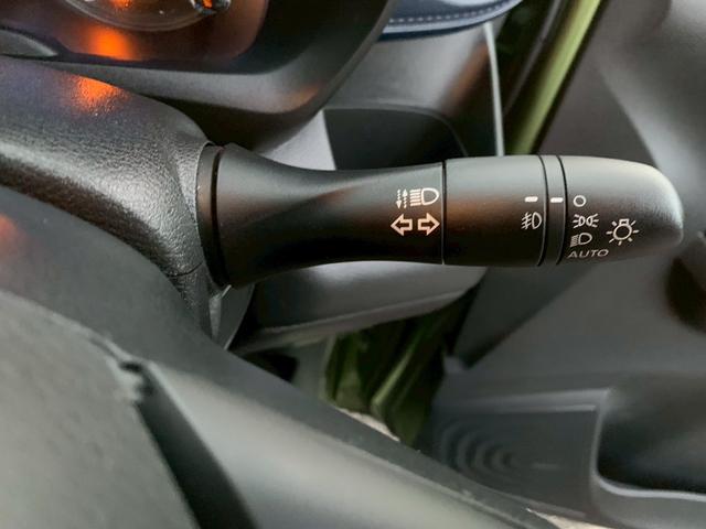 周りが薄暗くなったら自動点灯するオートライトを装備。