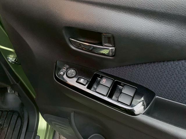 パワーウィンドウのスイッチですよ。運転席に居ながら窓を開け閉めのコントロールできますよ。