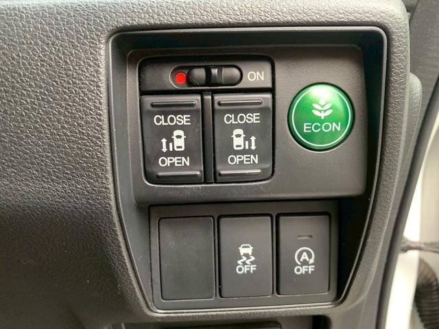 両側電動スライドドア！！荷物で手が塞がるなど簡単にドアの開閉が出来ます！何より力いらずで開閉ＯＫ！女性やお年寄りにも優しい。電動機能はＯＦＦにもできますから元気なお子様の駆け出しも安心！