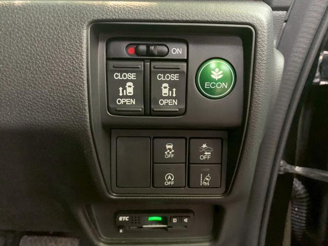 両側電動スライドドア装備！運転席よりボタン一つで開閉可能でございます。