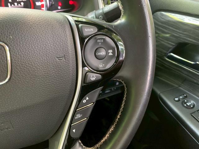 高速道路で便利なクルーズコントロール機能が付いていますよ。速度を設定するとアクセルを踏まなくても一定の速度で走ることができるので足を休ませる事ができますね。