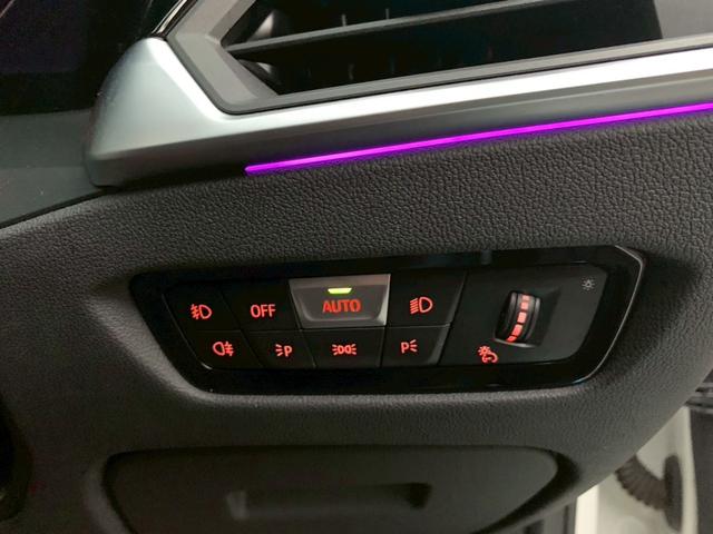 ���̖͂��邳�ɉ����Ď����I�Ƀw�b�h���C�g���I���^�I�t����I�[�g���C�g�V�X�e���𑕔����Ă���܂��B