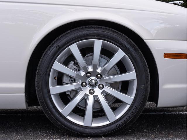 �����ɂ̓u���a�X�g���q�d�f�m�n�𑕒��B�Ïl���Ə��S�n���d�����đI�΂��^�C���������ē���Ă��邠����ɁA�O�I�[�i�[�́u���̂w�i�͐Â��ɏ㎿�ɑ��点�����v�Ƃ���������肪�������܂��B