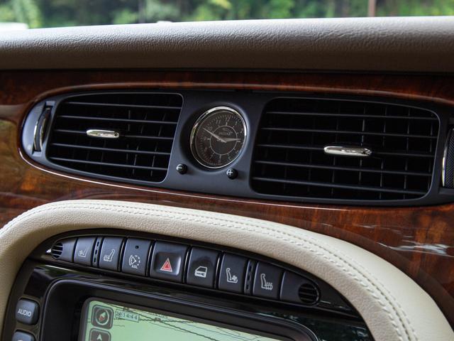 �p���Ԃ̋C�i���ے�����A�i���O���v�B�ؖڂƃx�[�W�����U�[�ɕ�܂�A�j�̓������g���Ԃ̖L�����h���v���o������B����߂��u�Ԃ���Â����Ɨ]�C���n�܂�w�i�ł��B