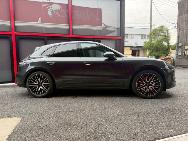 マカン マカンGTS PDK 4WD パノラマSR ターボデザインAW BOSE スポーツクロノPKG スポーツエグゾースト ブラックレザー シートヒーター(3枚目)