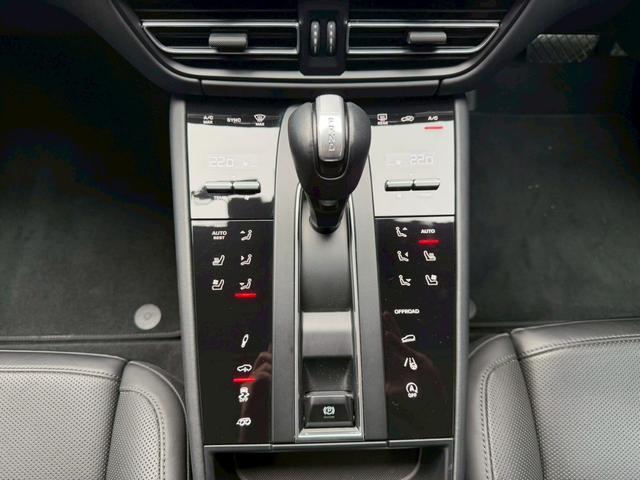 マカン マカンGTS PDK 4WD パノラマSR ターボデザインAW BOSE スポーツクロノPKG スポーツエグゾースト ブラックレザー シートヒーター(13枚目)