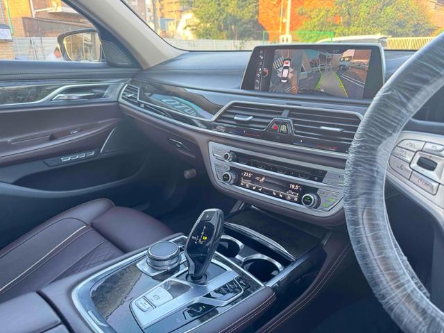 ７シリーズ ７５０Ｌｉ　クリアランスソナー　オートクルーズコントロール　全周囲カメラ　アルミホイール　オートライト　ＡＴ　シートヒーター　シートエアコン　電動格納ミラー　電動リアゲート　ターボ　盗難防止システム　パワーシート（21枚目）