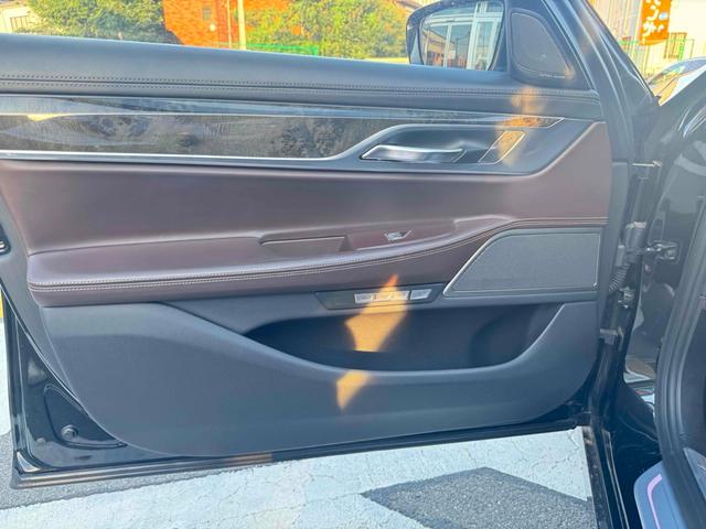 ７シリーズ ７５０Ｌｉ　クリアランスソナー　オートクルーズコントロール　全周囲カメラ　アルミホイール　オートライト　ＡＴ　シートヒーター　シートエアコン　電動格納ミラー　電動リアゲート　ターボ　盗難防止システム　パワーシート（23枚目）
