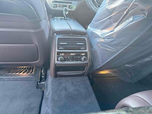 ７シリーズ ７５０Ｌｉ　クリアランスソナー　オートクルーズコントロール　全周囲カメラ　アルミホイール　オートライト　ＡＴ　シートヒーター　シートエアコン　電動格納ミラー　電動リアゲート　ターボ　盗難防止システム　パワーシート（33枚目）