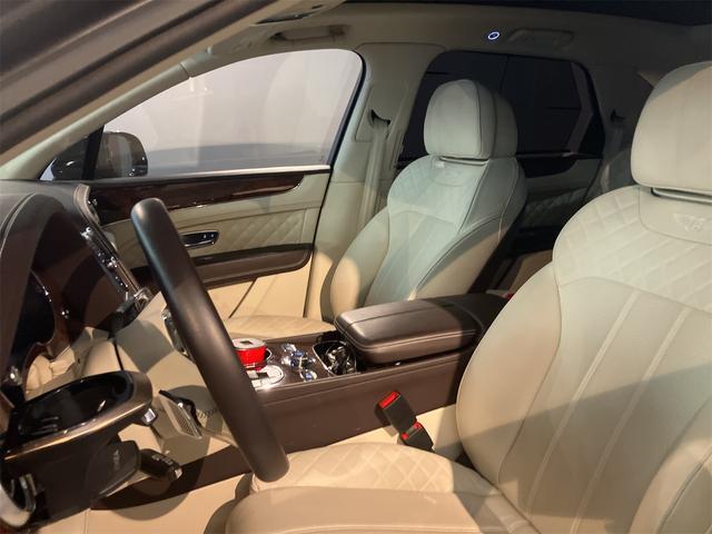 ベンテイガ ベースグレード　ラッピング　マットグレー　ドア内張　６．０ツインターボ　４ＷＤ（9枚目）