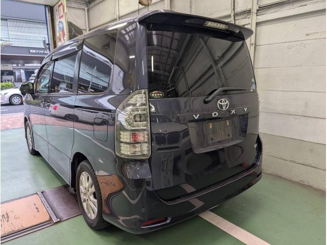 ヴォクシー ＺＳ　７人乗り　パワースライドドア　パドルシフト　走行距離６３，０００Ｋｍ　ＴＶ　純正アルミホイール　スマートキー　エンジンプッシュスタート　オートエアコン（3枚目）