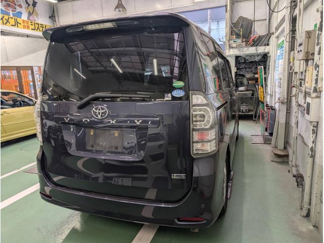 ヴォクシー ＺＳ　７人乗り　パワースライドドア　パドルシフト　走行距離６３，０００Ｋｍ　ＴＶ　純正アルミホイール　スマートキー　エンジンプッシュスタート　オートエアコン（4枚目）