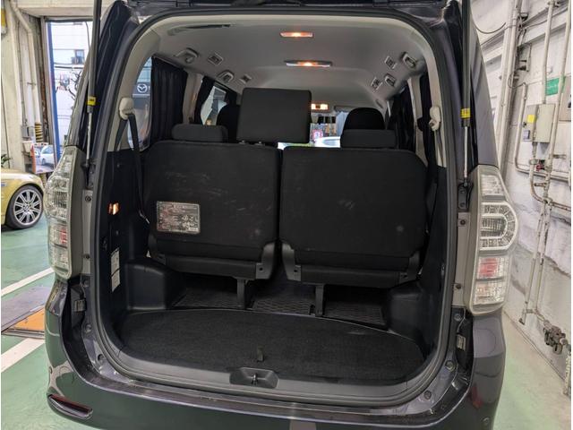 ヴォクシー ＺＳ　７人乗り　パワースライドドア　パドルシフト　走行距離６３，０００Ｋｍ　ＴＶ　純正アルミホイール　スマートキー　エンジンプッシュスタート　オートエアコン（5枚目）