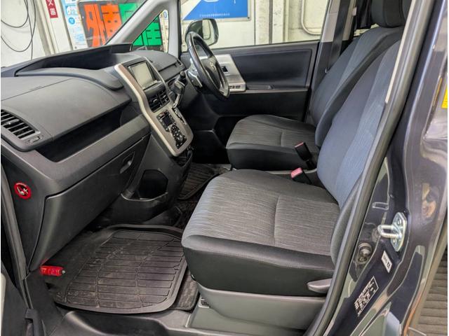 ヴォクシー ＺＳ　７人乗り　パワースライドドア　パドルシフト　走行距離６３，０００Ｋｍ　ＴＶ　純正アルミホイール　スマートキー　エンジンプッシュスタート　オートエアコン（8枚目）