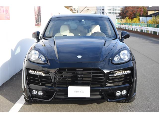 カイエン ターボ　ＴＥＣＨＡＲＴ　ＭＡＧＮＵＭワイドボディ記載変更済み（車幅１９９ｃｍ）　ＦＯＲＧＥＤ２２インチＡＷ　カーボンボンネット（3枚目）