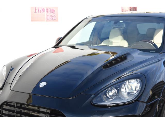 カイエン ターボ　ＴＥＣＨＡＲＴ　ＭＡＧＮＵＭワイドボディ記載変更済み（車幅１９９ｃｍ）　ＦＯＲＧＥＤ２２インチＡＷ　カーボンボンネット（4枚目）