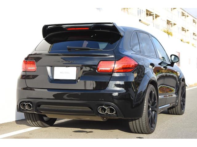 カイエン ターボ　ＴＥＣＨＡＲＴ　ＭＡＧＮＵＭワイドボディ記載変更済み（車幅１９９ｃｍ）　ＦＯＲＧＥＤ２２インチＡＷ　カーボンボンネット（8枚目）