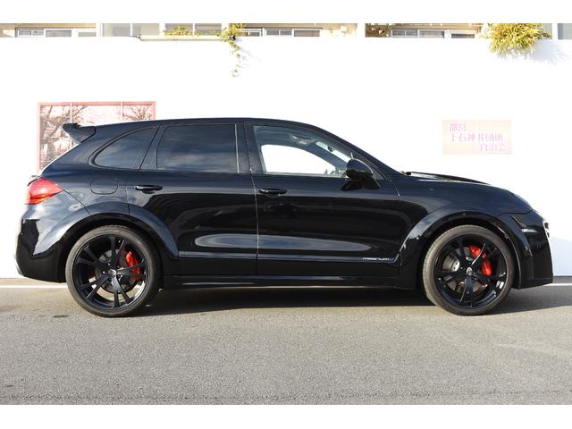 カイエン ターボ　ＴＥＣＨＡＲＴ　ＭＡＧＮＵＭワイドボディ記載変更済み（車幅１９９ｃｍ）　ＦＯＲＧＥＤ２２インチＡＷ　カーボンボンネット（9枚目）