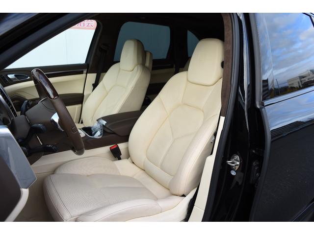 カイエン ターボ　ＴＥＣＨＡＲＴ　ＭＡＧＮＵＭワイドボディ記載変更済み（車幅１９９ｃｍ）　ＦＯＲＧＥＤ２２インチＡＷ　カーボンボンネット（15枚目）