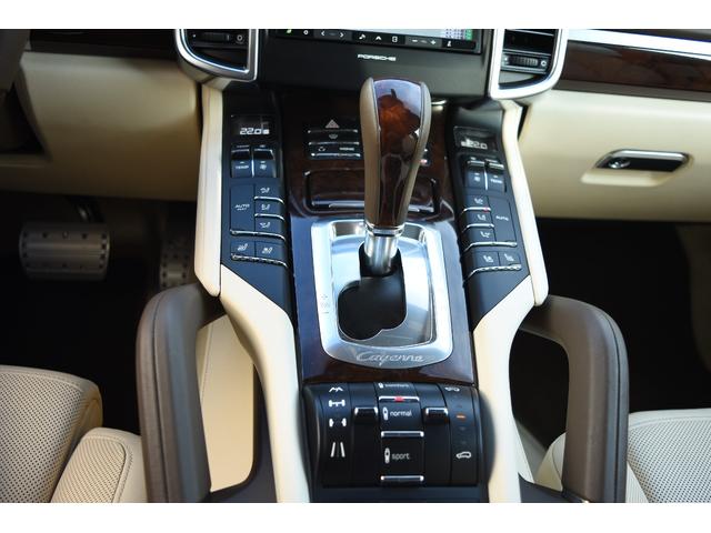 カイエン ターボ　ＴＥＣＨＡＲＴ　ＭＡＧＮＵＭワイドボディ記載変更済み（車幅１９９ｃｍ）　ＦＯＲＧＥＤ２２インチＡＷ　カーボンボンネット（18枚目）