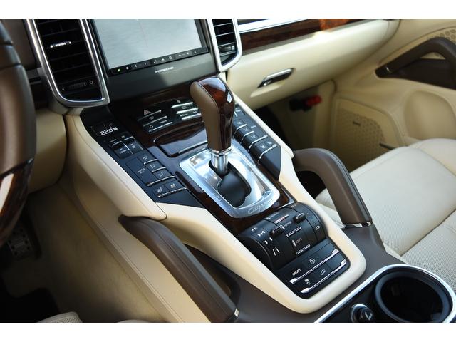 カイエン ターボ　ＴＥＣＨＡＲＴ　ＭＡＧＮＵＭワイドボディ記載変更済み（車幅１９９ｃｍ）　ＦＯＲＧＥＤ２２インチＡＷ　カーボンボンネット（19枚目）