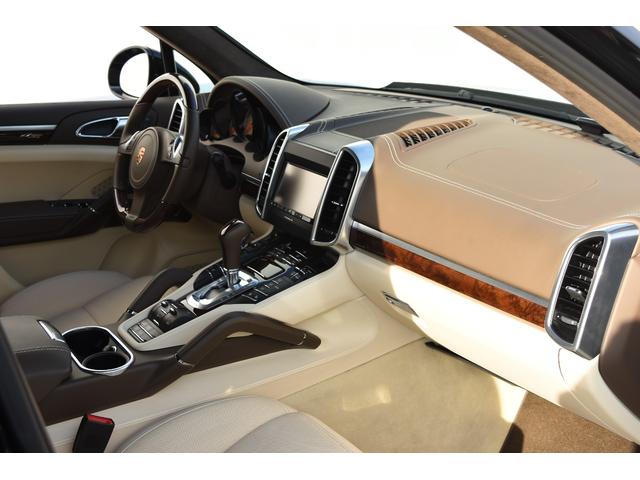 カイエン ターボ　ＴＥＣＨＡＲＴ　ＭＡＧＮＵＭワイドボディ記載変更済み（車幅１９９ｃｍ）　ＦＯＲＧＥＤ２２インチＡＷ　カーボンボンネット（21枚目）