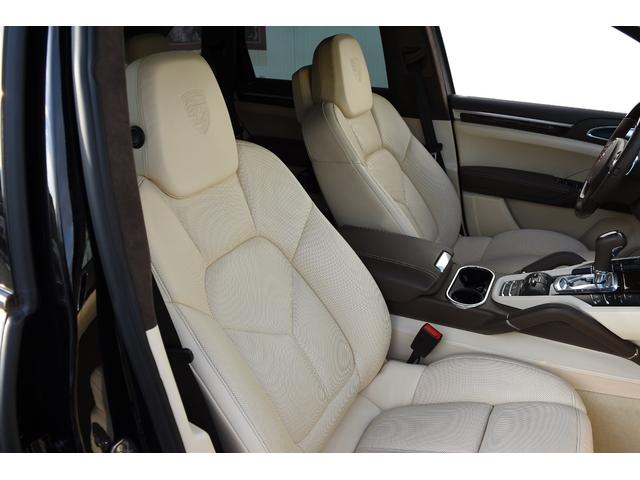 カイエン ターボ　ＴＥＣＨＡＲＴ　ＭＡＧＮＵＭワイドボディ記載変更済み（車幅１９９ｃｍ）　ＦＯＲＧＥＤ２２インチＡＷ　カーボンボンネット（22枚目）