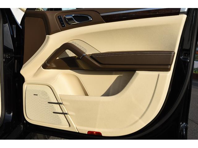 カイエン ターボ　ＴＥＣＨＡＲＴ　ＭＡＧＮＵＭワイドボディ記載変更済み（車幅１９９ｃｍ）　ＦＯＲＧＥＤ２２インチＡＷ　カーボンボンネット（29枚目）