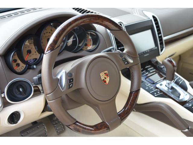 カイエン ターボ　ＴＥＣＨＡＲＴ　ＭＡＧＮＵＭワイドボディ記載変更済み（車幅１９９ｃｍ）　ＦＯＲＧＥＤ２２インチＡＷ　カーボンボンネット（41枚目）