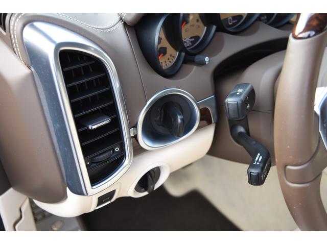 カイエン ターボ　ＴＥＣＨＡＲＴ　ＭＡＧＮＵＭワイドボディ記載変更済み（車幅１９９ｃｍ）　ＦＯＲＧＥＤ２２インチＡＷ　カーボンボンネット（45枚目）