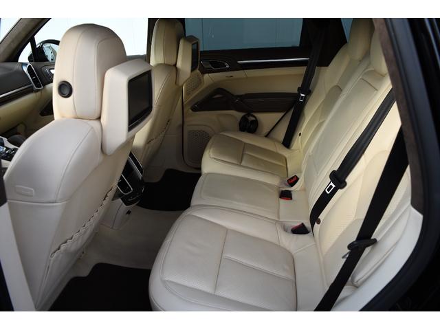 カイエン ターボ　ＴＥＣＨＡＲＴ　ＭＡＧＮＵＭワイドボディ記載変更済み（車幅１９９ｃｍ）　ＦＯＲＧＥＤ２２インチＡＷ　カーボンボンネット（52枚目）