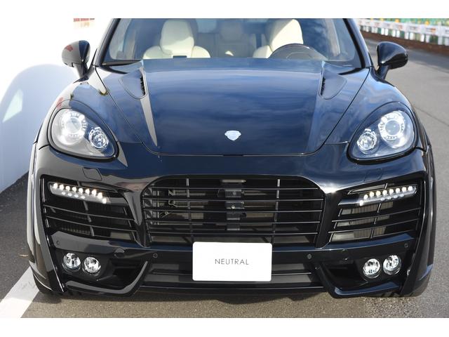 カイエン ターボ　ＴＥＣＨＡＲＴ　ＭＡＧＮＵＭワイドボディ記載変更済み（車幅１９９ｃｍ）　ＦＯＲＧＥＤ２２インチＡＷ　カーボンボンネット（55枚目）