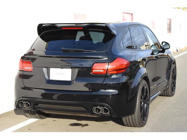 カイエン ターボ　ＴＥＣＨＡＲＴ　ＭＡＧＮＵＭワイドボディ記載変更済み（車幅１９９ｃｍ）　ＦＯＲＧＥＤ２２インチＡＷ　カーボンボンネット（59枚目）