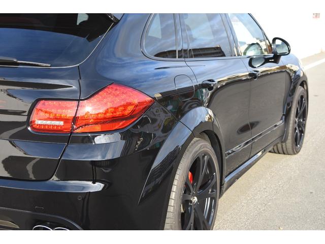 カイエン ターボ　ＴＥＣＨＡＲＴ　ＭＡＧＮＵＭワイドボディ記載変更済み（車幅１９９ｃｍ）　ＦＯＲＧＥＤ２２インチＡＷ　カーボンボンネット（62枚目）